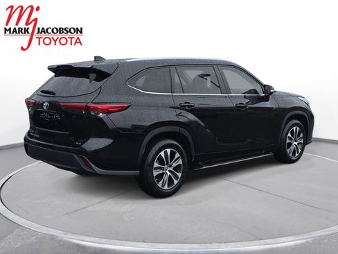 Used 2023 Toyota Highlander XLE image 9