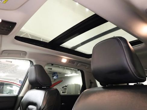 Used 2024 Nissan Pathfinder Platinum image 27