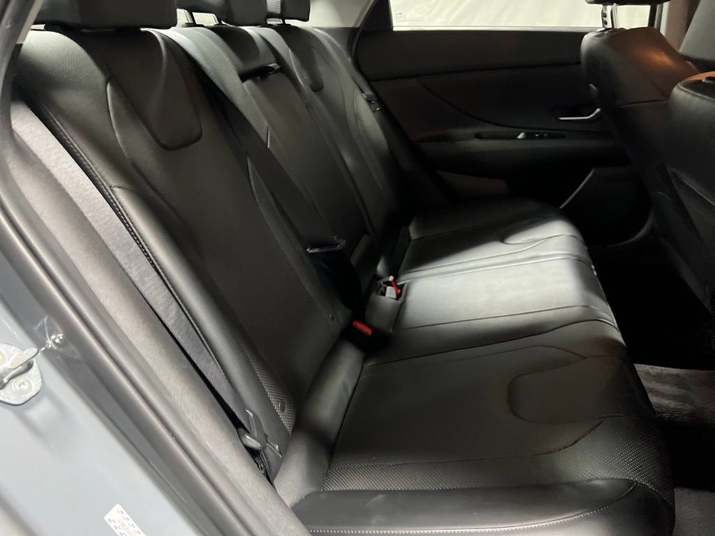 Used 2021 Hyundai Elantra Limited FWD image 12