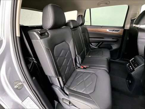 Used 2025 Volkswagen Atlas SE FWD image 33