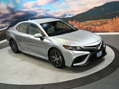 Used 2023 Toyota Camry SE FWD image 1