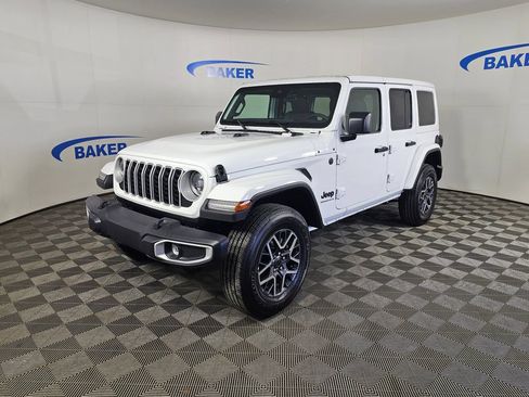 Used 2025 Jeep Wrangler Unlimited Sahara AWD/4WD image 16