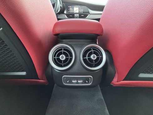 Used 2024 Alfa Romeo Giulia Veloce RWD image 40