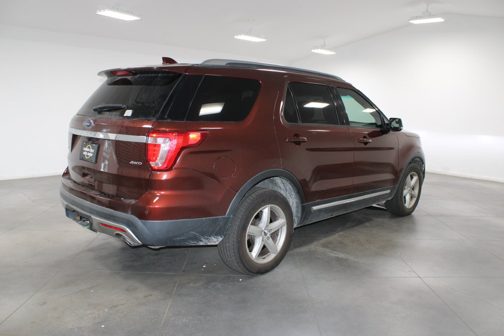 Used 2016 Ford Explorer XLT w/ Equipment Group 201A AWD/4WD image 9