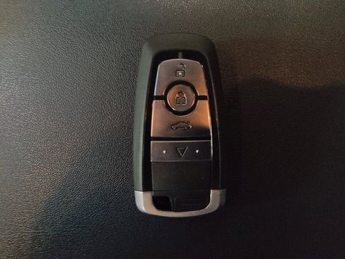 Used 2019 Ford Taurus Limited FWD image 32