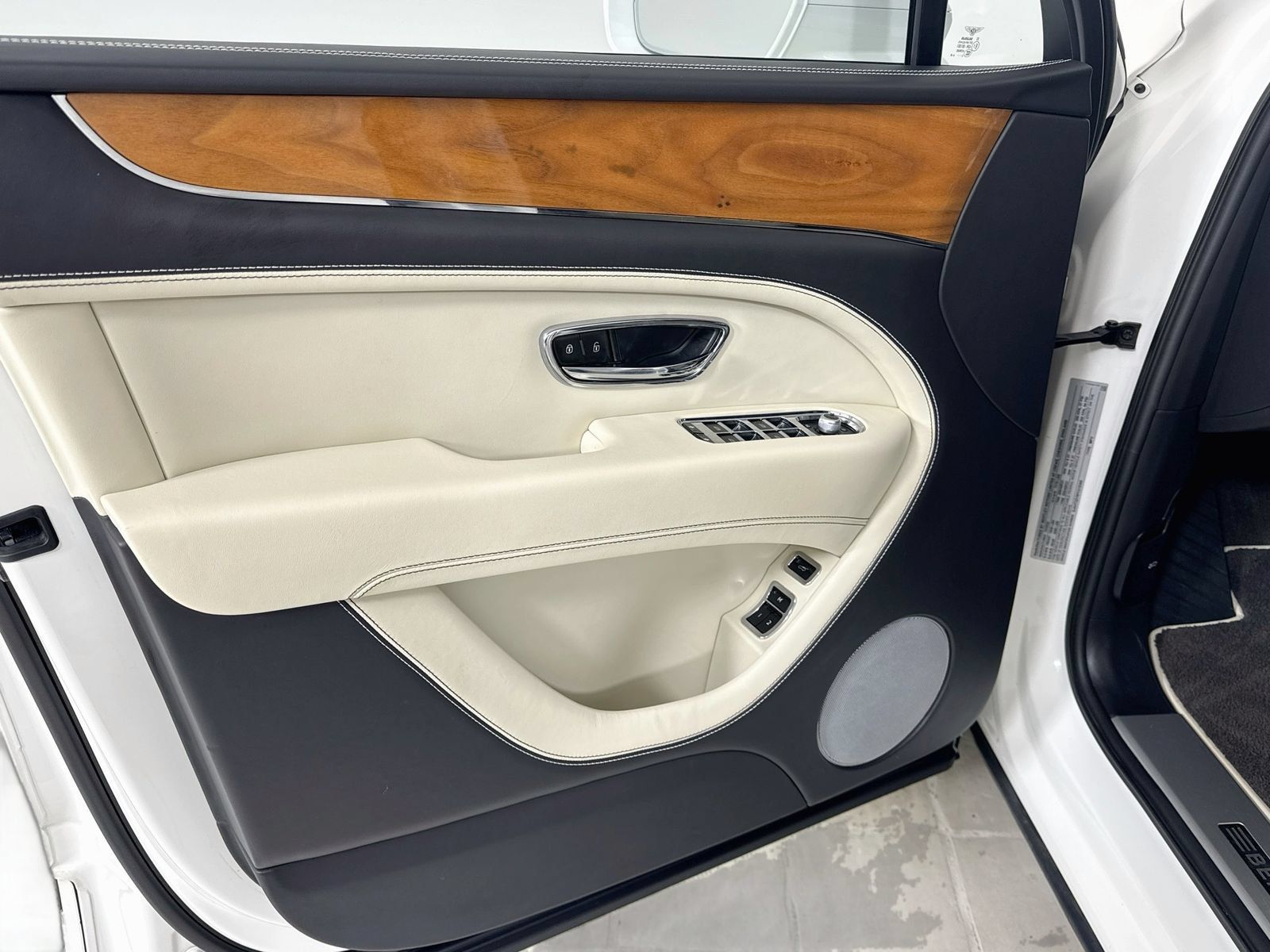 Certified 2023 Bentley Bentayga Extended Wheelbase AWD/4WD image 16