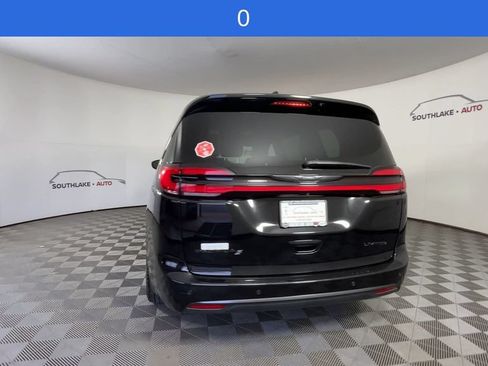 Used 2025 Chrysler Pacifica Limited FWD image 8