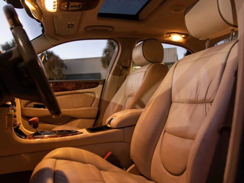 Used 2004 Jaguar XJ8 image 24