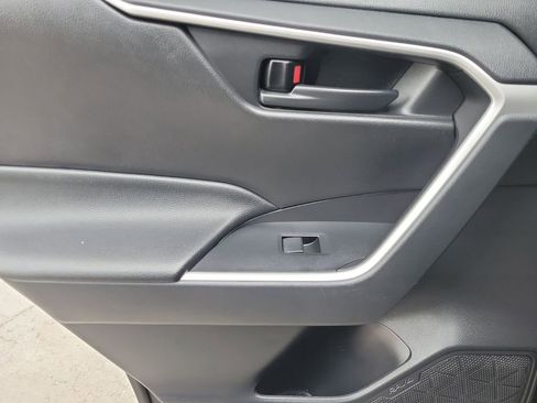 Used 2021 Toyota RAV4 LE image 8