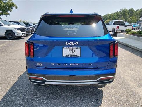 Used 2022 Kia Sorento EX w/ Panoramic Sunroof Package FWD image 4
