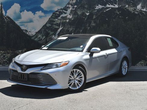 Certified 2018 Toyota Camry XLE FWD image 6