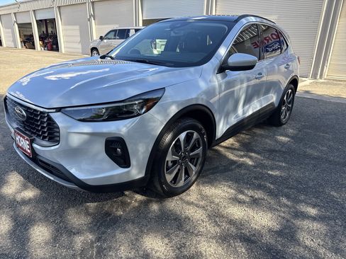 Certified 2025 Ford Escape Platinum AWD/4WD image 10