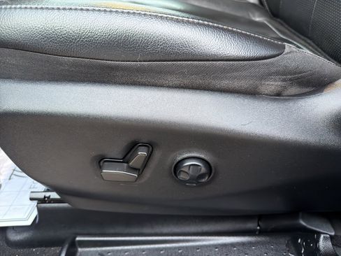 Used 2022 Chrysler Pacifica Touring-L w/ Uconnect Theater Family Group image 16