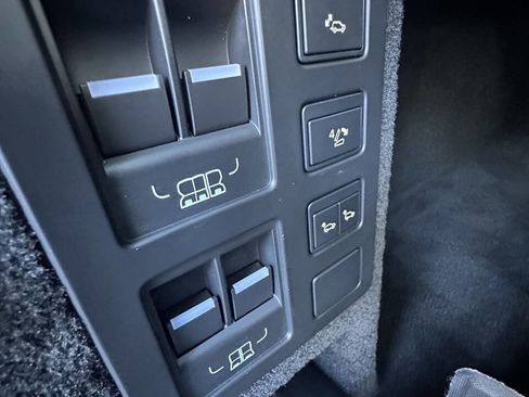 Used 2017 Land Rover Discovery HSE image 23