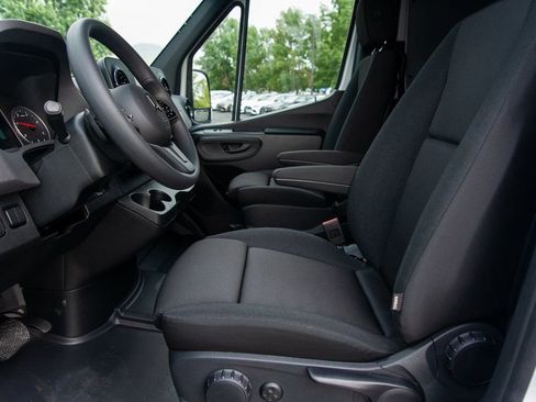 Used 2024 Mercedes-Benz Sprinter 2500 image 33