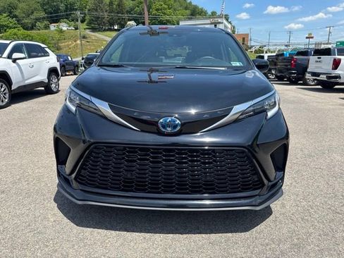 Used 2023 Toyota Sienna XSE w/ XSE Plus Package AWD/4WD image 2