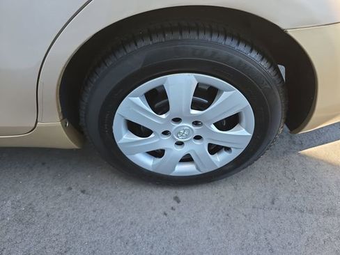 Used 2010 Toyota Camry LE FWD image 19