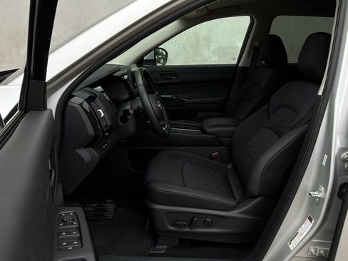 Used 2025 Nissan Pathfinder SV FWD image 9