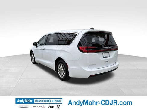 Used 2024 Chrysler Pacifica Touring-L FWD image 5