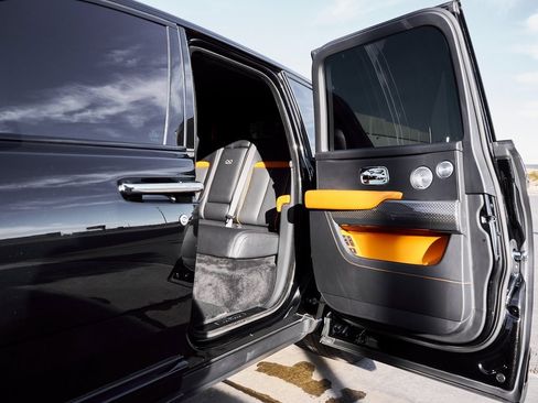 Used 2022 Rolls-Royce Cullinan Black Badge w/ Dark Exterior Package image 29