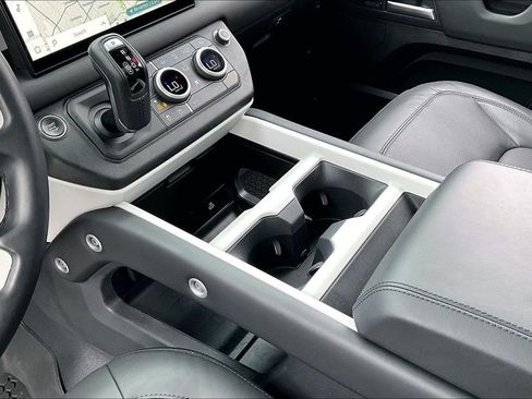 Used 2025 Land Rover Defender 110 X-Dynamic SE image 16