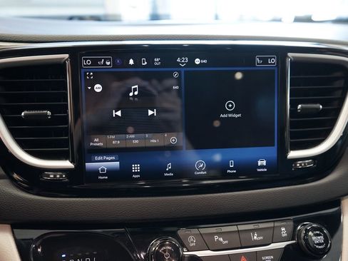 Used 2022 Chrysler Pacifica Touring-L FWD image 34