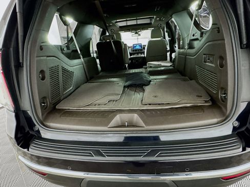 Used 2022 Chevrolet Suburban LT w/ LT Signature Plus Package image 24