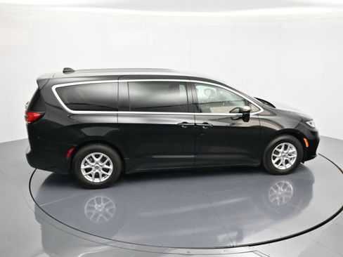 Certified 2023 Chrysler Pacifica Touring-L image 34