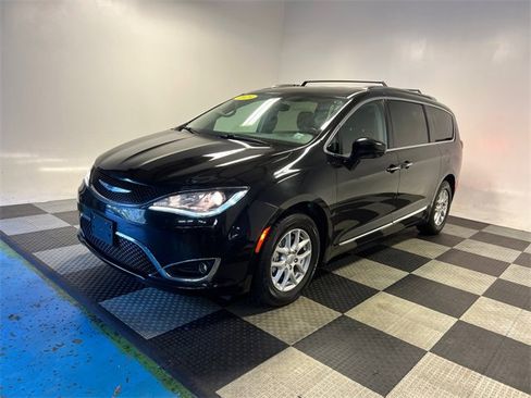 Used 2020 Chrysler Pacifica Touring-L image 3