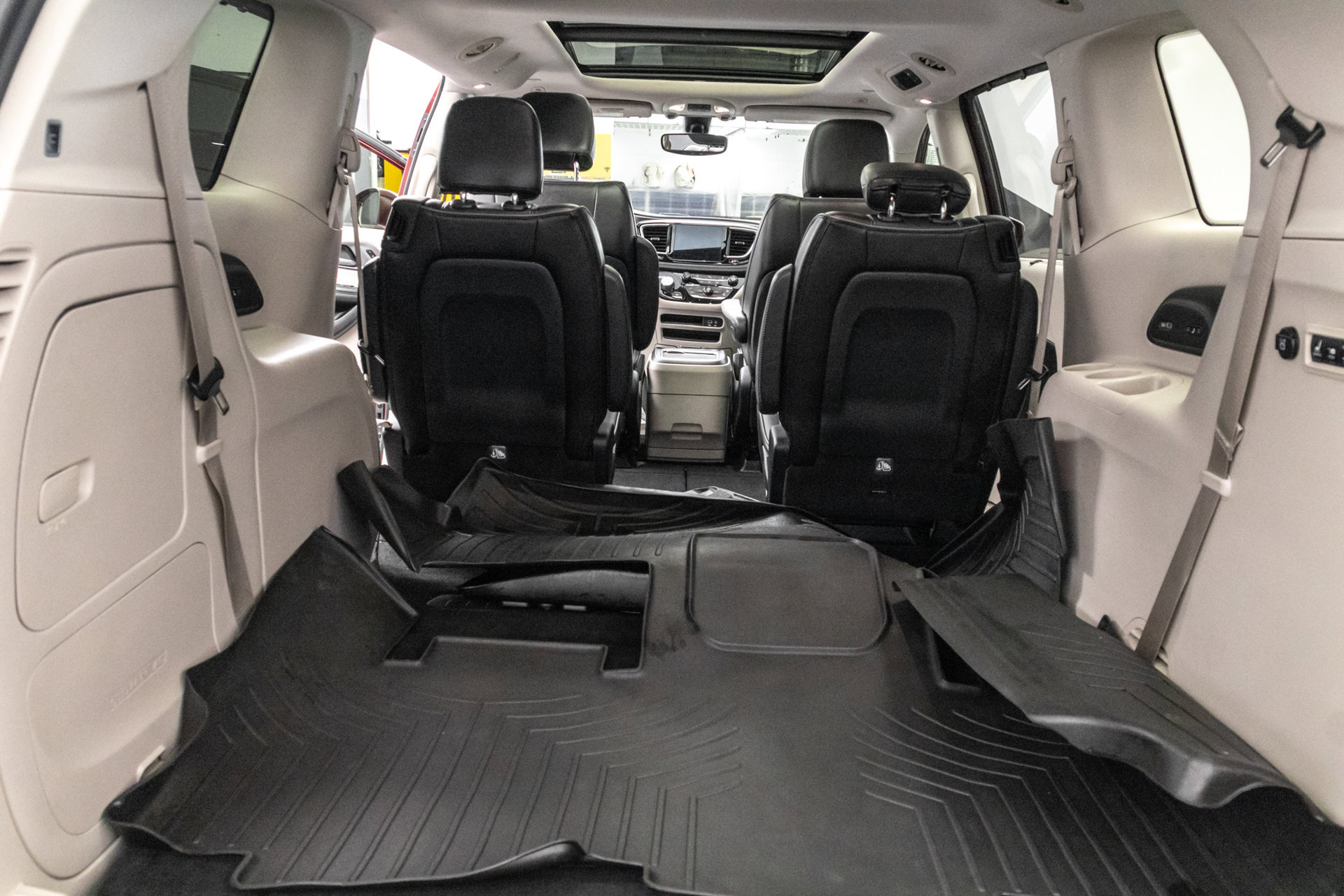 Used 2018 Chrysler Pacifica Limited w/ Tire & Wheel Group FWD image 32