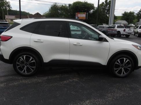 Certified 2022 Ford Escape SE w/ SE Sport Appearance Package image 9