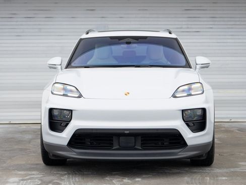 Certified 2025 Porsche Macan Electric image 11