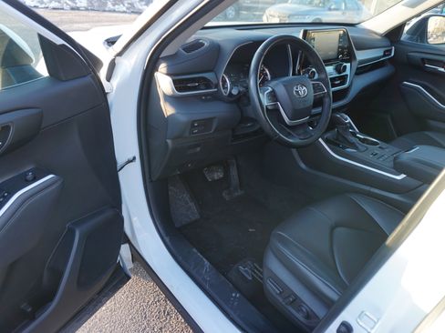 Used 2022 Toyota Highlander XLE image 7