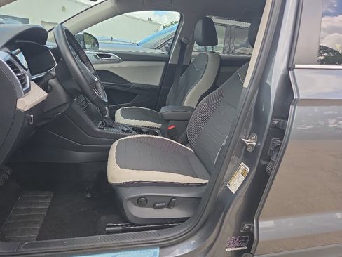 Used 2025 Volkswagen Taos SE AWD/4WD image 3