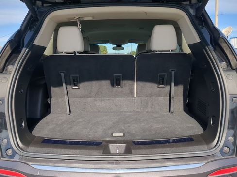 Used 2022 Buick Enclave Essence image 13