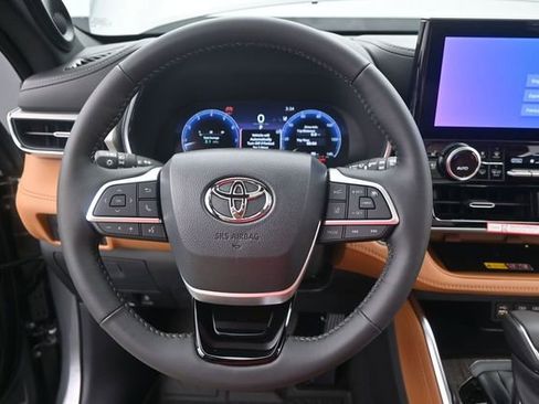 New 2026 Toyota Highlander Platinum AWD/4WD image 6