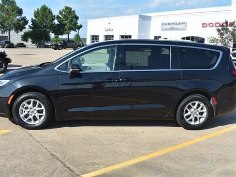 Used 2023 Chrysler Pacifica Touring-L FWD image 9