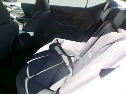 Used 2024 Nissan Altima 2.5 SV FWD image 9