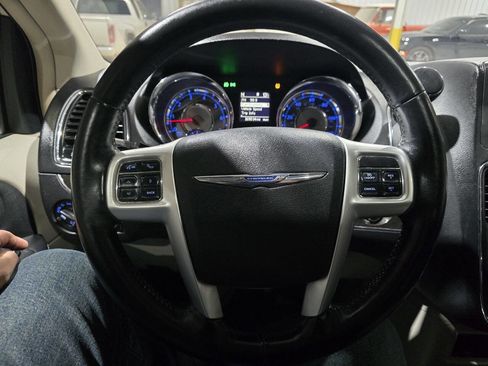 Used 2016 Chrysler Town & Country Touring-L image 39
