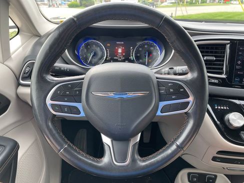 Used 2020 Chrysler Pacifica Touring-L Plus FWD image 11