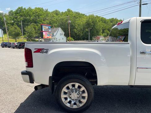 Used 2012 GMC Sierra 2500 Denali w/ Suspension Package, Off-Road AWD/4WD image 8
