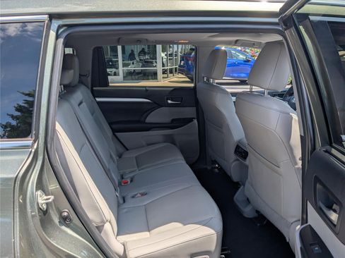 Used 2019 Toyota Highlander XLE AWD/4WD image 12