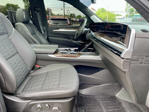 Used 2025 Cadillac Escalade Sport Platinum w/ LPO, ONYX Package AWD/4WD image 3