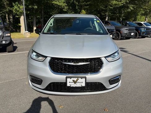 Used 2024 Chrysler Pacifica Touring-L FWD image 9