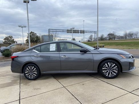 Used 2024 Nissan Altima 2.5 SV image 12