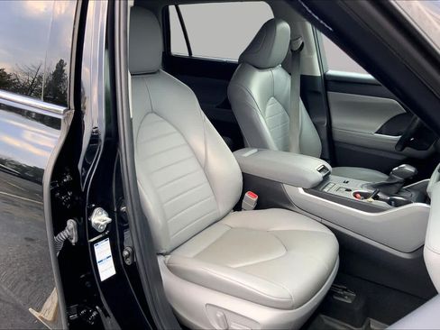 Used 2022 Toyota Highlander XLE AWD/4WD image 9