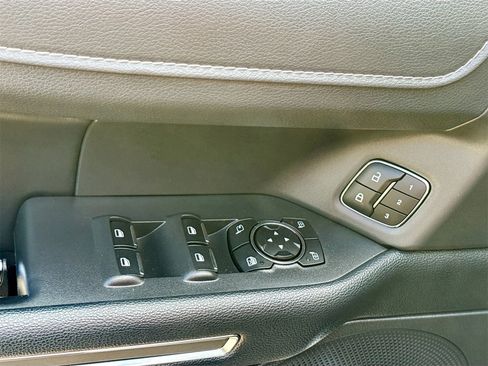 Used 2024 Ford Expedition XLT image 18