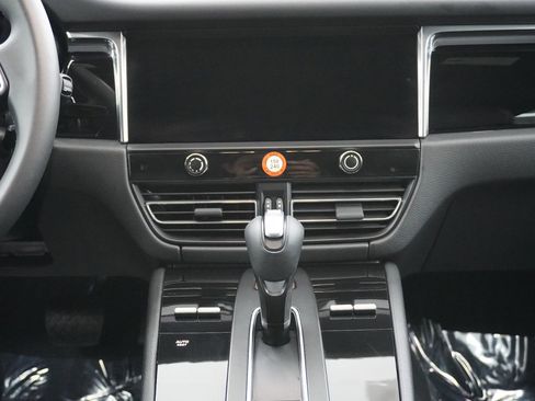 Certified 2026 Porsche Macan image 22