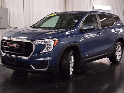 Used 2024 GMC Terrain SLE image 3