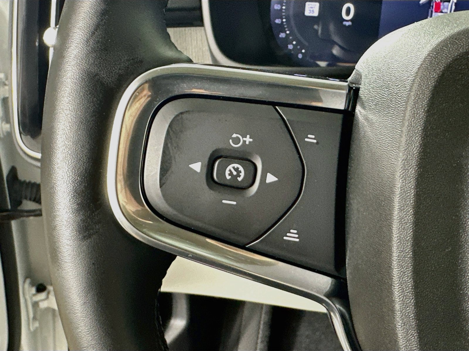 Certified 2025 Volvo XC40 B5 Ultra w/ Protection Package AWD/4WD image 18